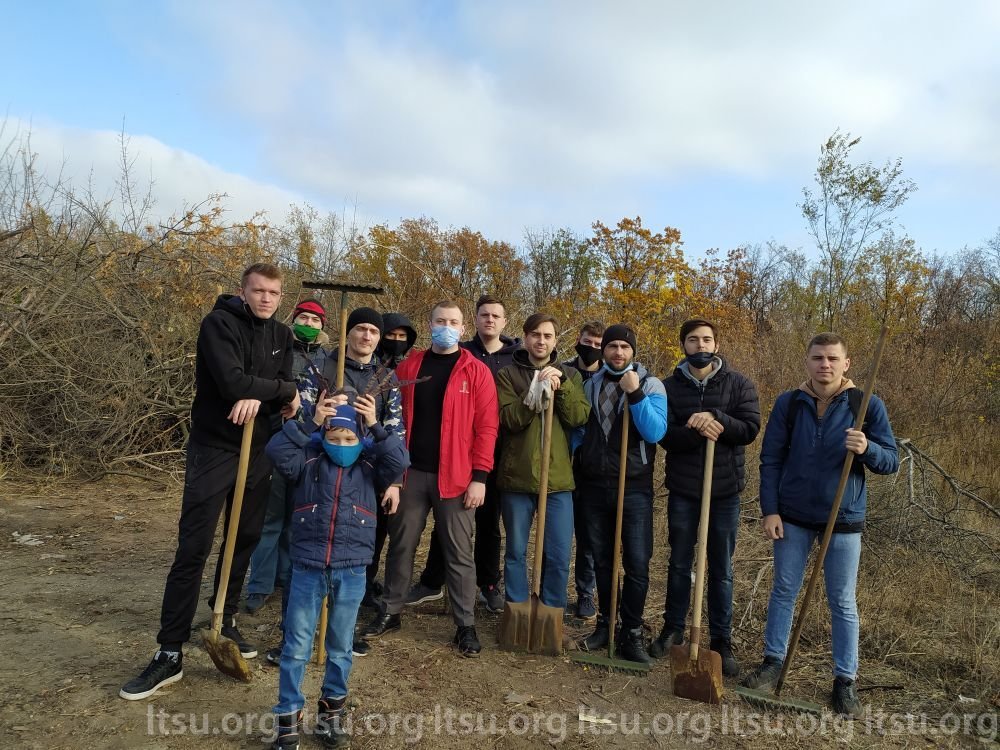 ПРЕДСТАВИТЕЛИ ЛГПУ СОВМЕСТНО С АКТИВИСТАМИ ОД «МИР ЛУГАНЩИНЕ» ПРОДОЛЖАЮТ ПРИНИМАТЬ УЧАСТИЕ В ОБЛАГОРАЖИВАНИИ СТОЛИЧНЫХ УЛИЦ